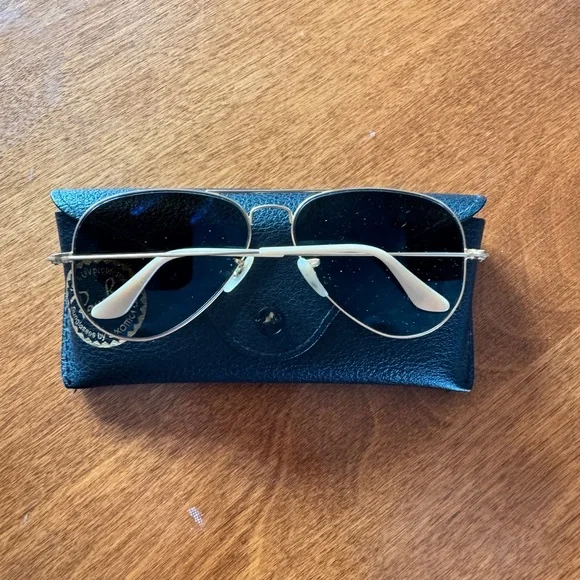 Ray-Ban Classic Gold Aviators with Black Case - Picture 3 of 7